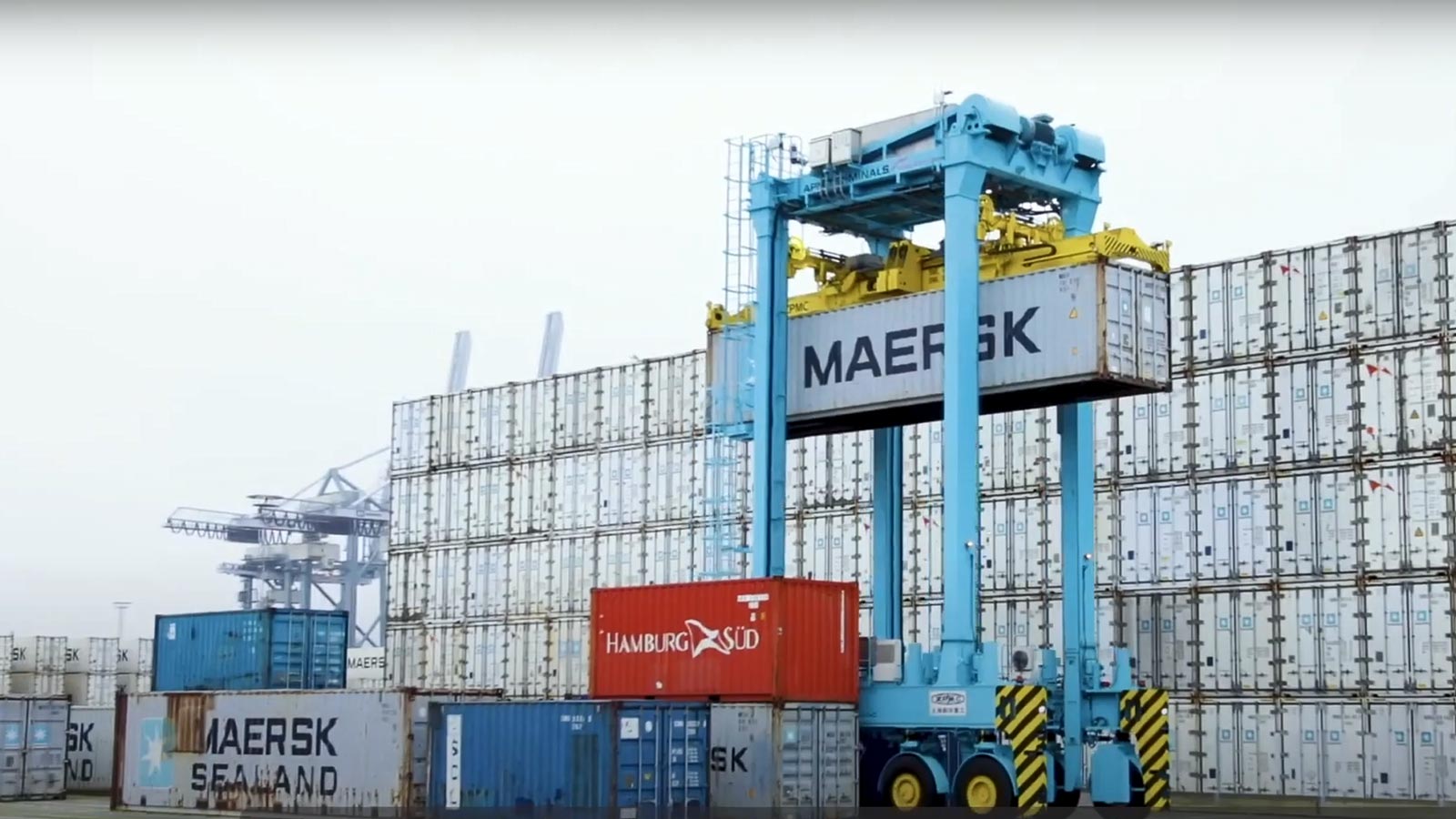 Automated straddle carrier gets tested at APM Terminals Aarhus