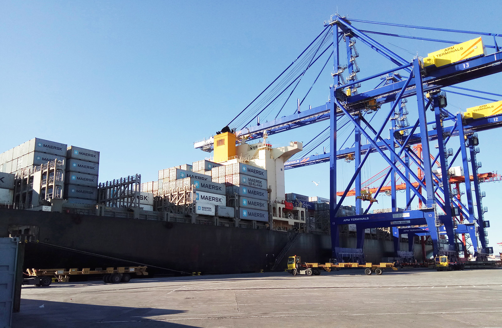 Servicio a buque y contenedores APM Terminals